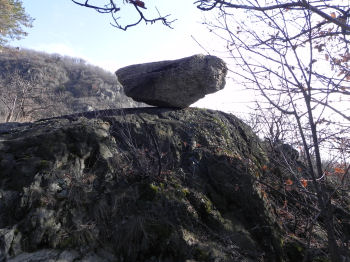 Sasso erratico di granito sul lato sud del Lago Nero (49032 bytes)
